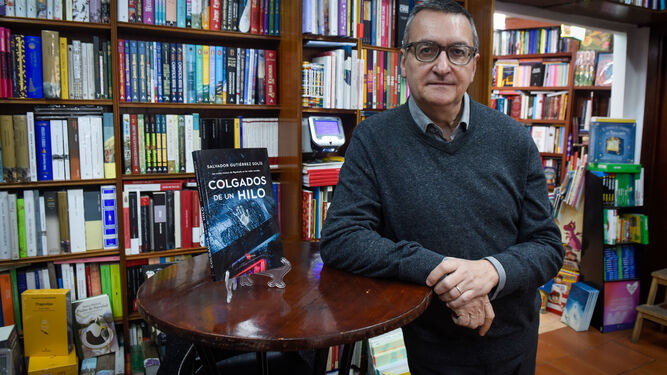 Salvador Gutiérrez Solís posa junto a su última obra, 'Colgados de un hilo'.