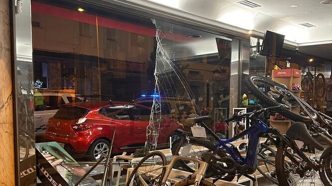Estado en el que quedó la tienda de bicicletas tras el robo del pasado 3 de enero.