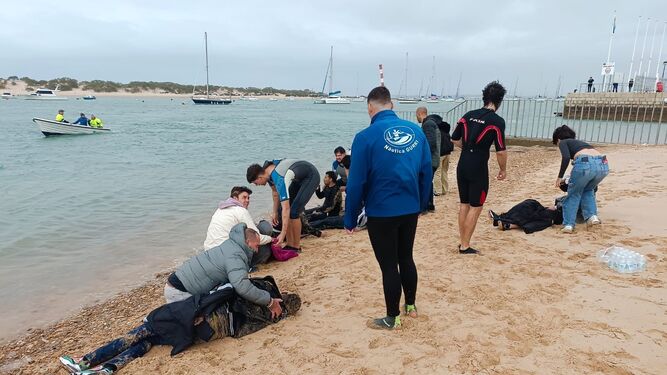 Fotografía de varios de los 35 inmigrantes  magrebíes que fueron obligados a arrojarse al mar por los tripulantes de una narcolancha que huyó mar adentro, cerca de la costa de San Fernando y Chiclana, en Cádiz.