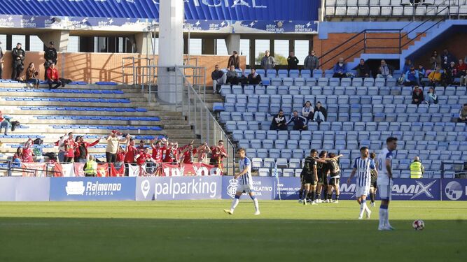 Los jugadores del Murcia celebran el gol de Pedro León.