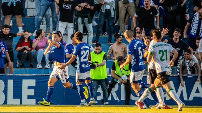 El delantero Hugo Díaz celebra un gol con el Linares Deportivo, y será uno de los rivales a vigilar por el Recreativo en el partido del domingo.