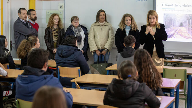 Estudiantes reciben la visita de la alcaldesa de Huelva, Pilar Miranda