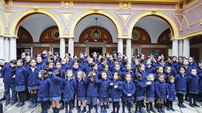 El colegio María Inmaculada canta villancicos en el patio del Ayuntamiento de Huelva