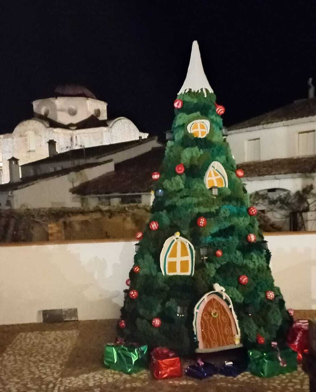 As&iacute; de bonito est&aacute; este pueblo serrano de Huelva vestido de ganchillo por Navidad