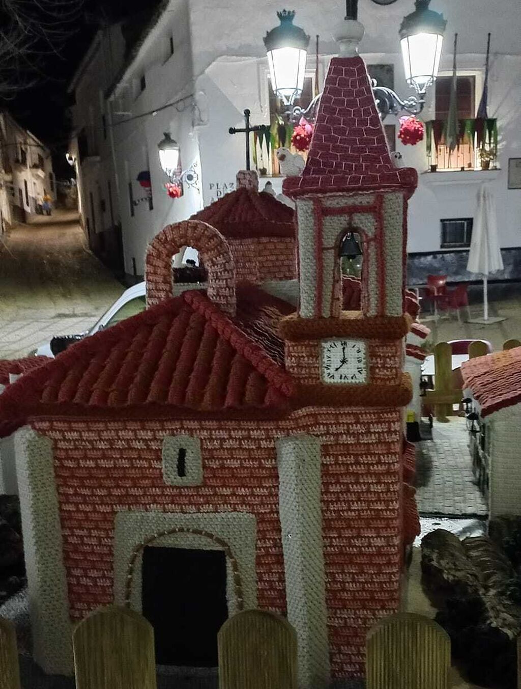 As&iacute; de bonito est&aacute; este pueblo serrano de Huelva vestido de ganchillo por Navidad