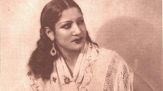 Carmen Amaya con mantón de manila posando para Mari, agosto de 1935.