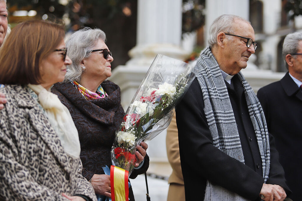 Im&aacute;genes de la Ofrenda de flores y rezo ante el monumento a la Inmaculada en Huelva