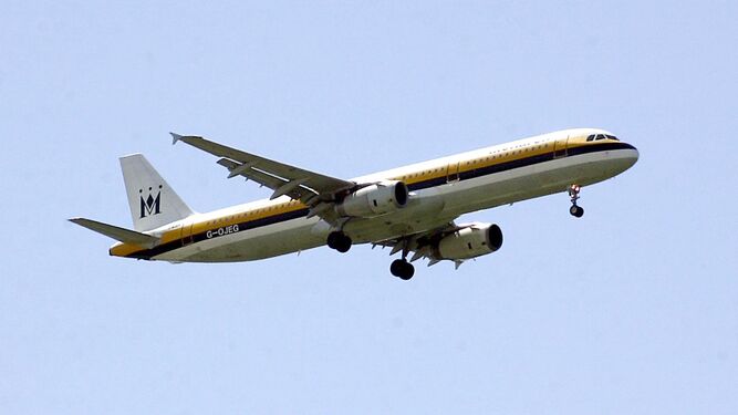 Un avión despega desde el aeropuerto de Faro.