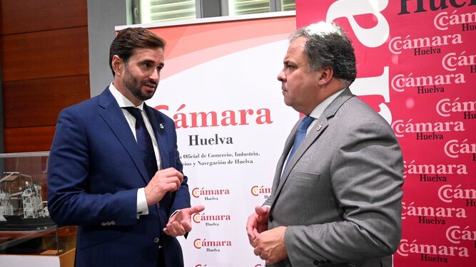 A la izquierda, el presidente de la Cámara de Comercio de Huelva.