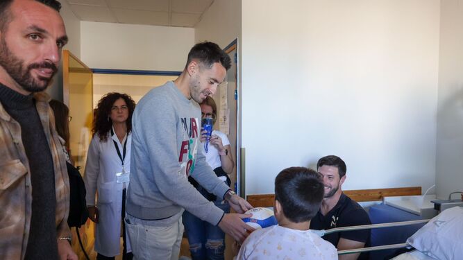 Iago Díaz entrega un balón a uno de los niños hospitalizados en el Juan Ramón Jiménez.