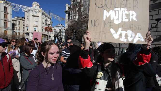 Una manifestación en protesta por los asesinatos de mujeres en la capital granadina.