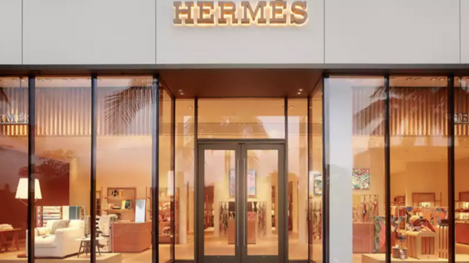 El empresario multimillonario Hermès quiere dejar su herencia a su jardinero de Aracena