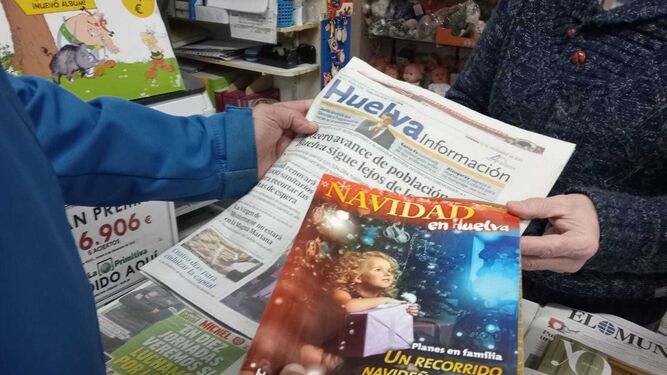 El periódico de Huelva Información con la revista especial de Navidad.