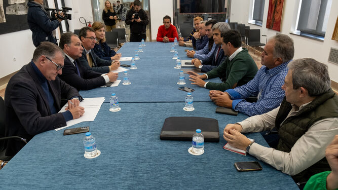 Reunión entre la Diputación de Huelva y los agricultores, este viernes.