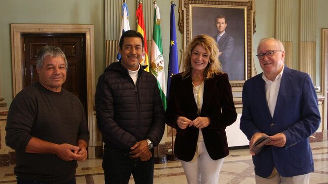Luzardo y Alzugaray son recibidos en el Ayuntamiento de Huelva.