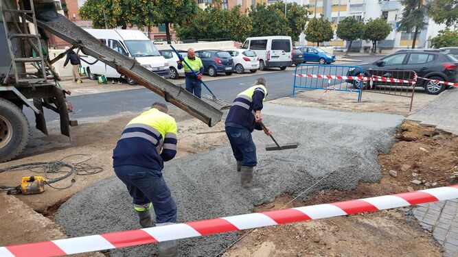Operarios del Ayuntamiento de Huelva trabajando en una de las calles de la capital