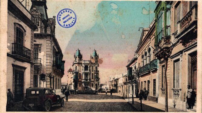 La calle Puerto, con el monumento a Antonio Mora Claros en una antigua postal circulada el 26 de baril de 1934.