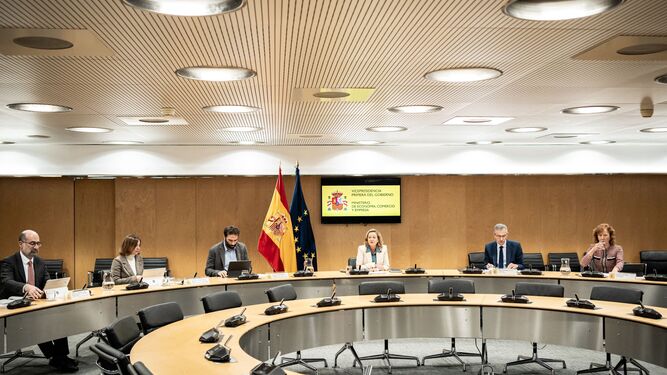 Reunión de la vicepresidenta Nadia Calviño con el gobernador del Banco de España y las principales patronales bancarias