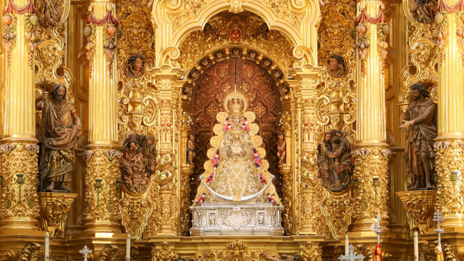 La Virgen del Rocío, en su altar de la ermita en la aldea.