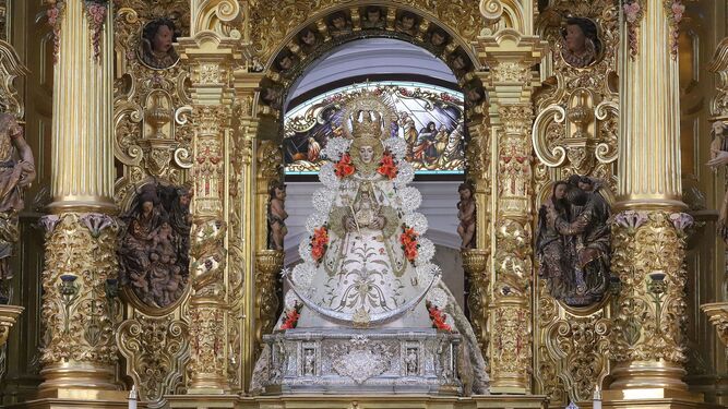 La Virgen del Rocío antes de retirarse para su restauración.