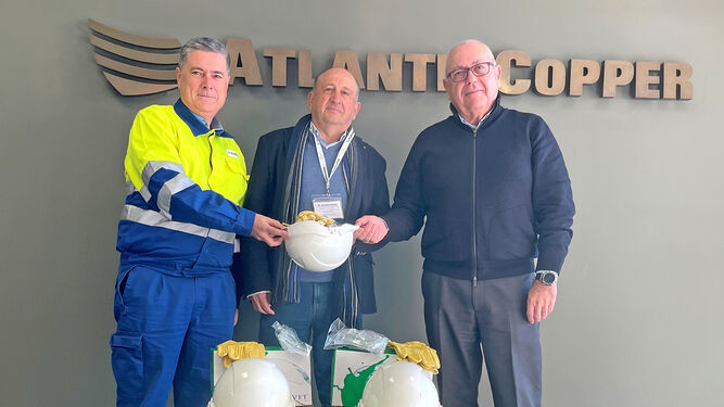 La Fundación Atlantic Copper entrega material de seguridad a Valdocco.