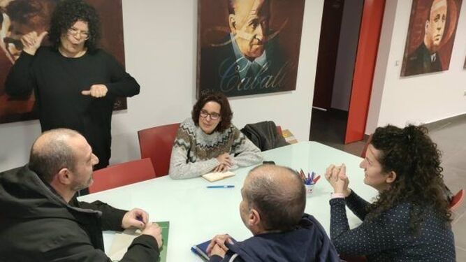 Susana Rivas en una reunión con la Asociación Cultural de Personas Sordas de Huelva