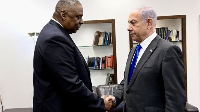 El secretario de Defensa de EEUU, Lloyd  Austin, saluda al primer ministro israelí, Benjamín Netanyahu.