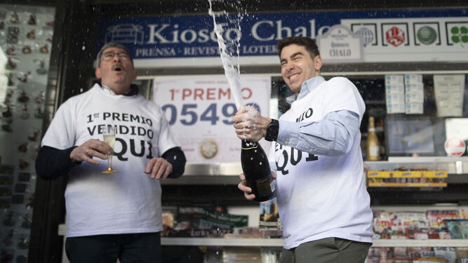 Los propietarios del Kiosko El Chalo celebran tras vender dos décimos del Gordo en 2022
