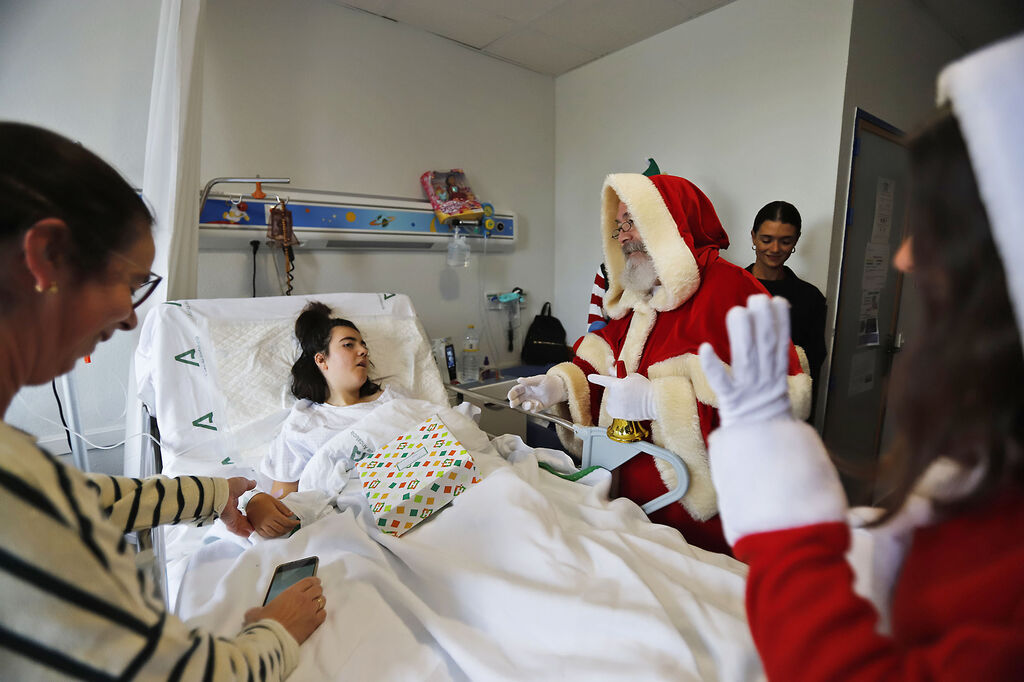 Papa Noel reparte regalos e ilusi&oacute;n en el hospital Juan Ram&oacute;n Jim&eacute;nez