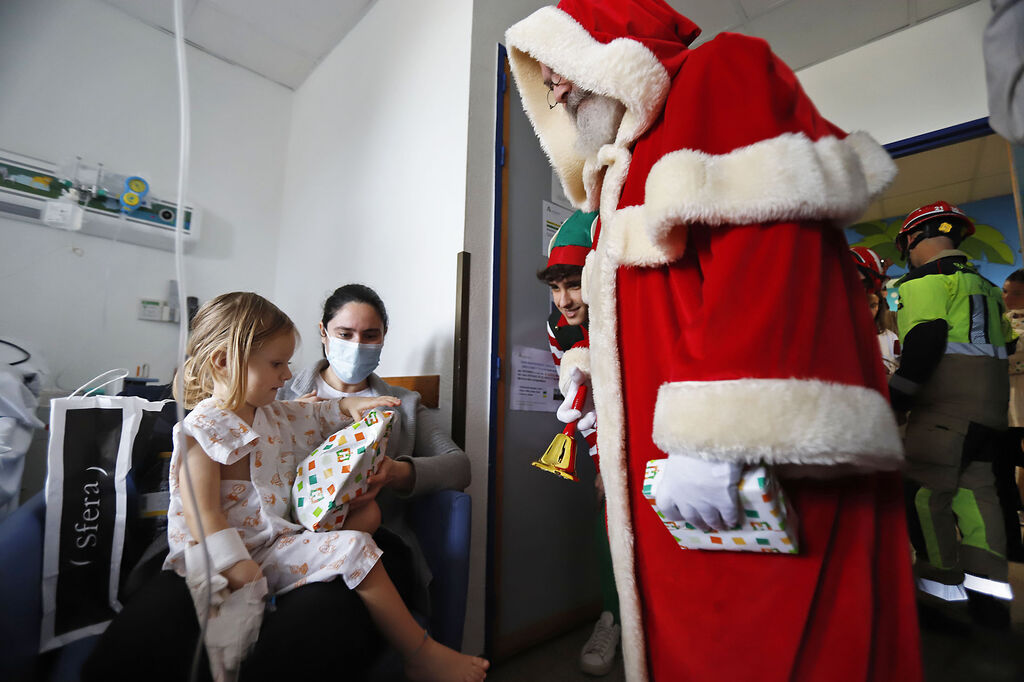 Papa Noel reparte regalos e ilusi&oacute;n en el hospital Juan Ram&oacute;n Jim&eacute;nez