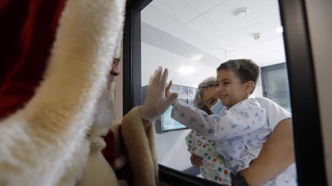 Papá Noel visita a los más pequeños del hospital Juan Ramón Jiménez.