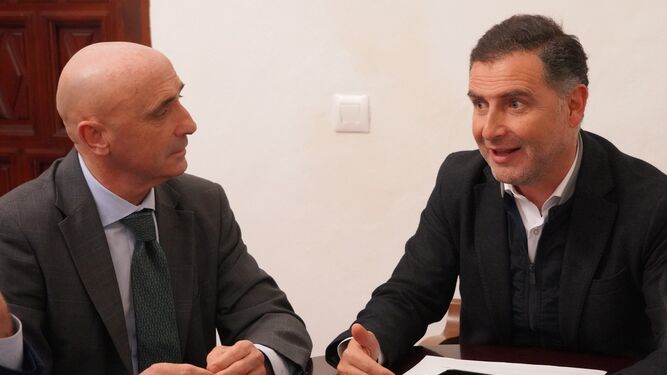 El alcalde de Moguer, Gustavo Cuéllar y el representante de la Fundación Cepsa en Andalucía, Jesús Velasco.