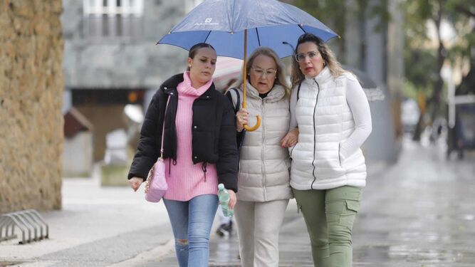 Tres mujeres se protegen de la lluvia con su paraguas este miércoles en Huelva capital