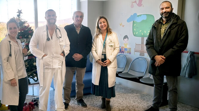 De izquierda a derecha: Sara Gómez (pediatra), Jesús Brea Páez, (jefe de Servicio de Pediatría del Hospital de Riotinto), Ramón César Martínez Buschek (presidente de Honor de la FUNDACIÓN ATALAYA), María Paz Pérez Espejo, (directora gerente del Área Sanitaria Norte),  y Jesús Caballos (gerente de la Fundación Atalaya).