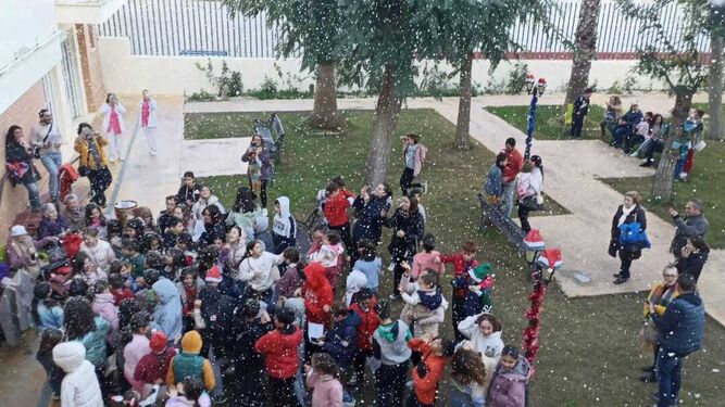 Los mayores de la residencia de Trigueros disfrutan de una entrañable nevada esta Navidad