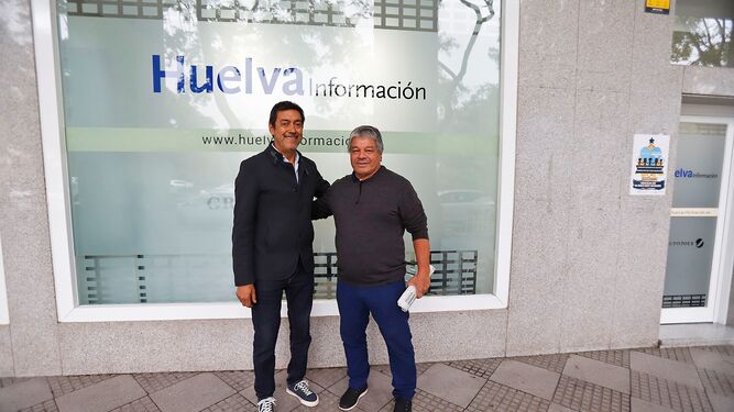 Arsenio Luzardo y Jesús Alzugaray posan en la sede de 'Huelva Información'.