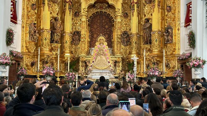 La Virgen del Rocío en su altar.