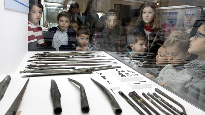 Escolares en una visita al Museo de Huelva contemplando las armas de la Ría.