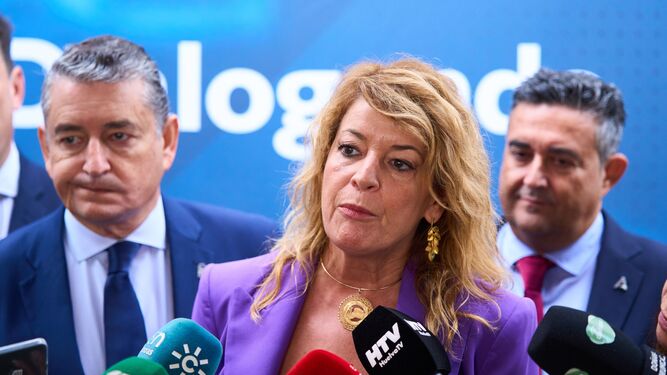 La alcaldesa de Huelva atiende a los medios de comunicación.