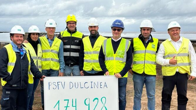 Trabajadores de la planta solar Dulcinea en Carmona