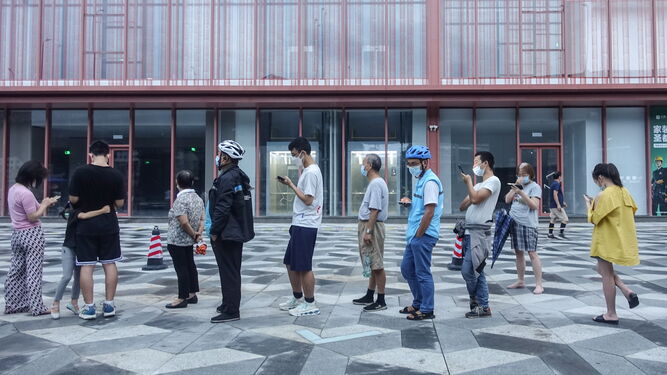 Habitantes de Chengdu hacen fila para un test de Covid en septiembre de 2022.