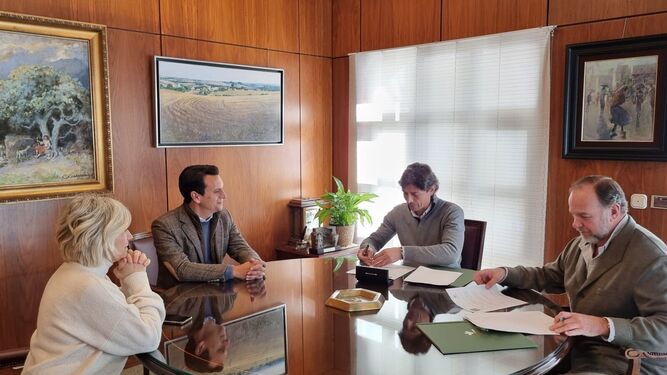 García-Palacios y Jesús Vázquez firman el acuerdo entre Caja Rural y el Recreativo