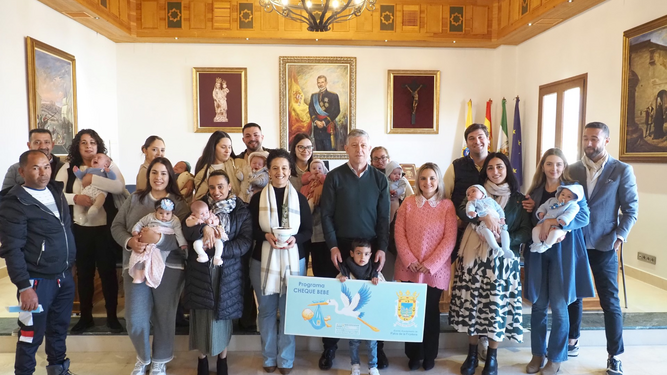 Carmelo Romero entrega el cheque bebé a varias familias del municipio