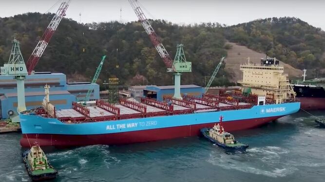 Buque portacontenedores de Maersk, el primero alimentado con metanol verde, saliendo meses atrás de unos astilleros coreanos.
