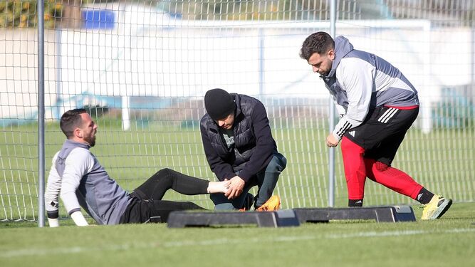 Rubén Gálvez se duele del pie en el entrenamiento de este jueves.