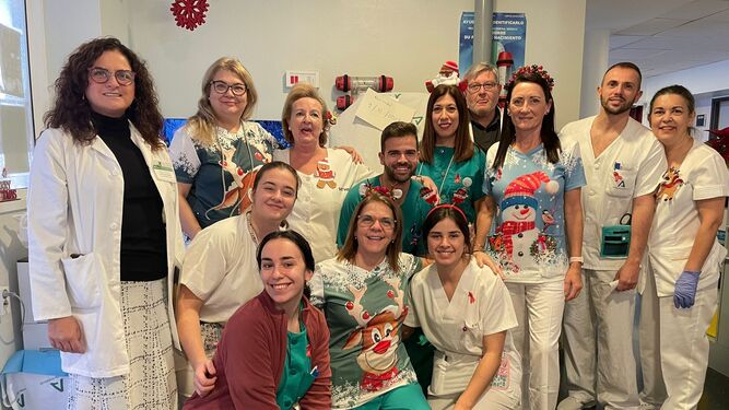 Profesionales del Hospital de Día Oncológico del Juan Ramón Jiménez festejan la Navidad.