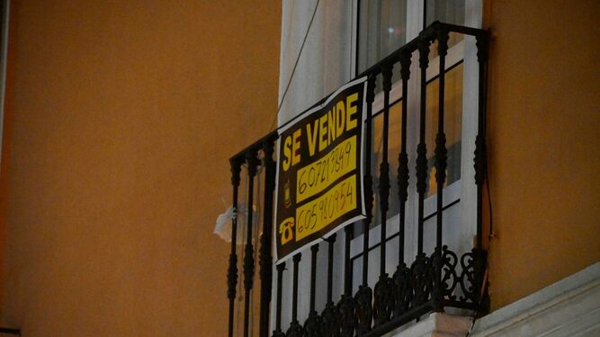 Una vivienda con un cartel de Se vende en Huelva