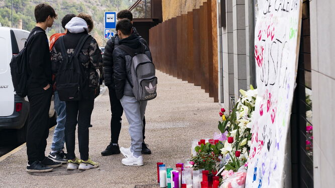 Velas, flores y pancartas tras el suicidio de una menor en su casa en Sallent (Barcelona).