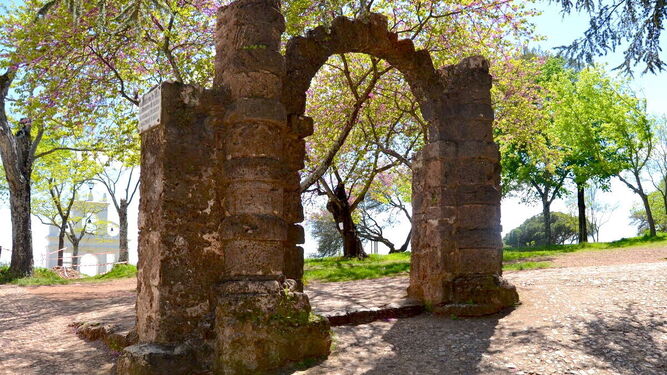 El arco de Huelva que promete amor eterno a los enamorados