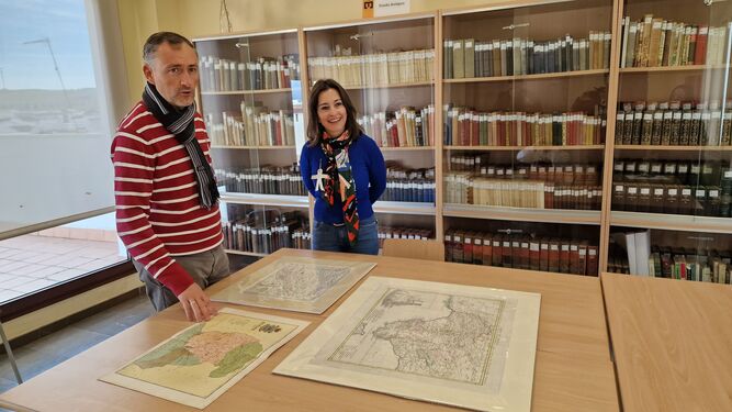 La biblioteca de La Palma del Condado completa su fondo cartográfico con tres nuevos mapas históricos